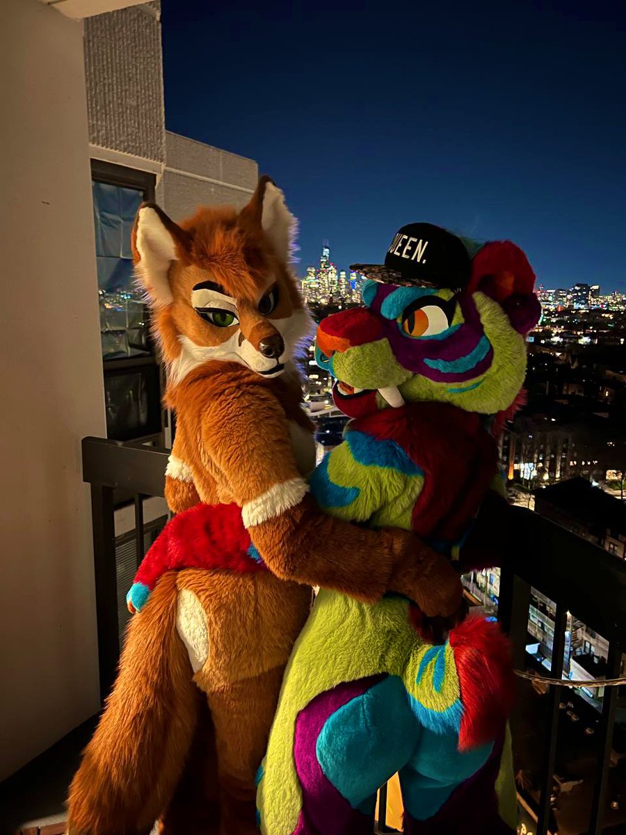 SaberStubs's tweet image. City view with my girl @Mochalattefox 🥰