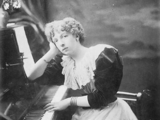 le 13 avril 1944 décès à Monte-Carlo de Cécile Chaminade compositrice et pianiste, surnommée « mon petit Mozart » par Georges Bizet, 13e division du cimetière de Passy