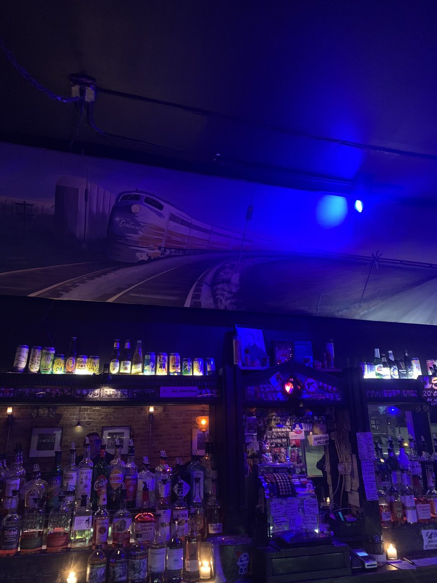 MrDolan14's tweet photo. One of the best paintings in the lower 48. The continental #SupportChicagoBars #SupportAmericanTrains https://t.co/sm7wH6CoOq