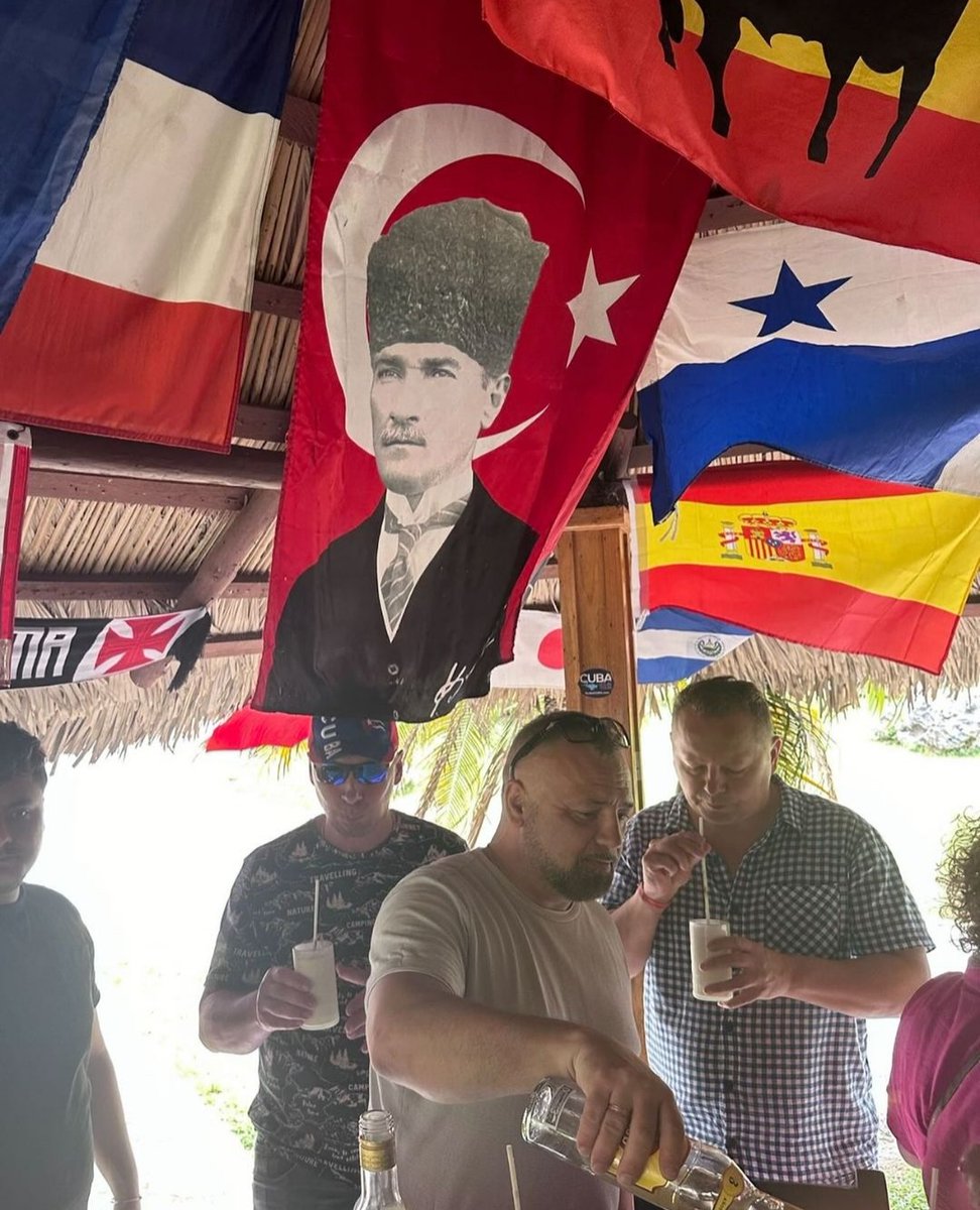 Arkadaşlarım, Burası Küba'da bir Cafenin verandası.👏👏👏 Herkese günaydın 🌞⚘✌