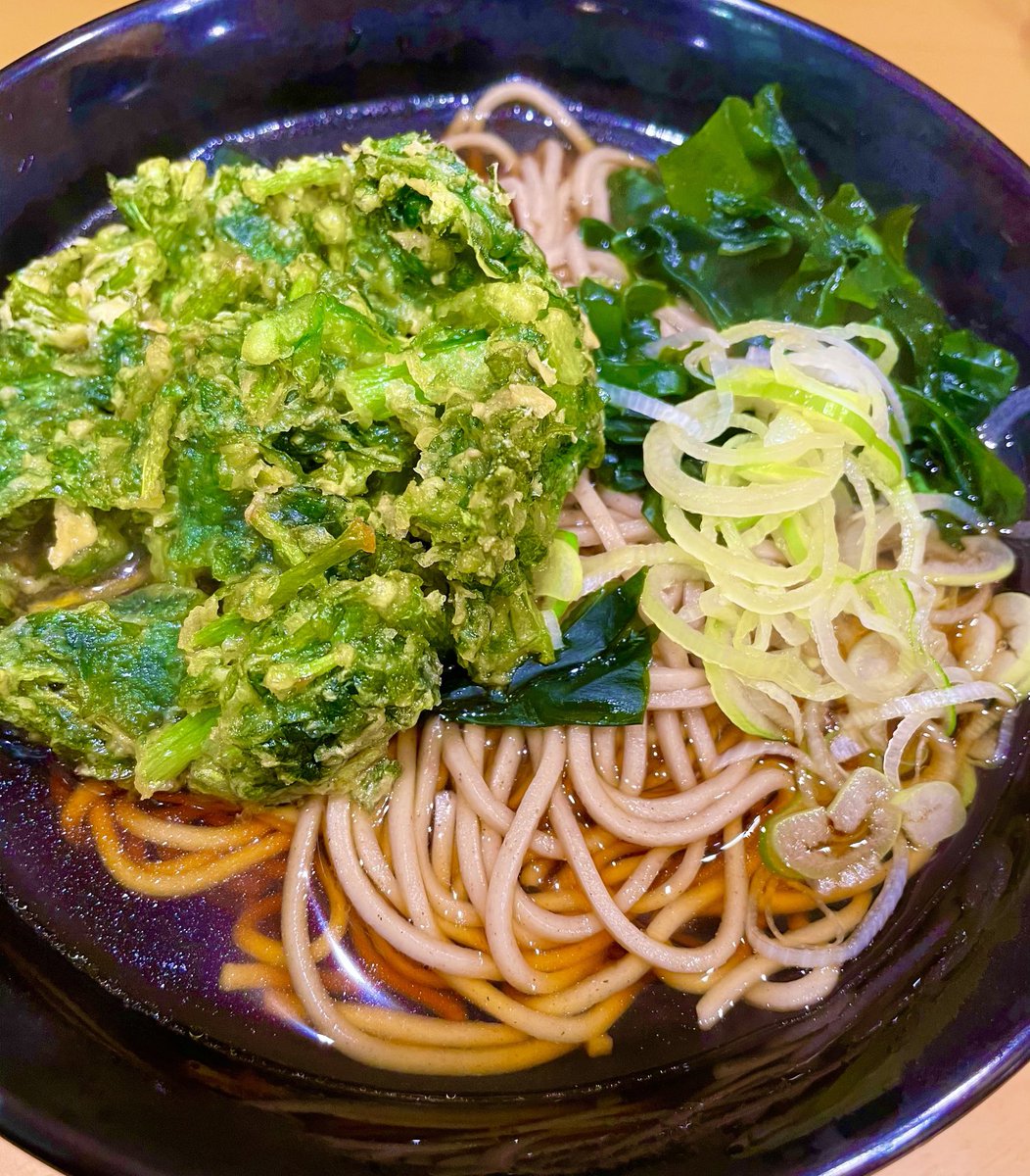 ランチタイムに春菊天ぷら蕎麦をいただきました🍜😃