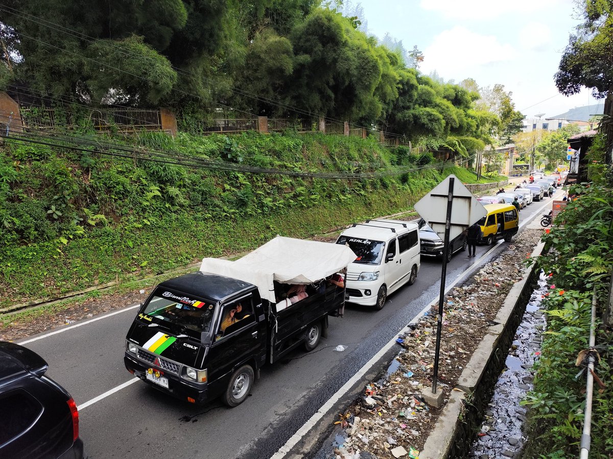 Kondisi lalulintas dari pasar Cipanas menuju puncak terpantau macet arah sebaliknya lancar <a href="/PasangMata/">pasangmatadotcom</a>