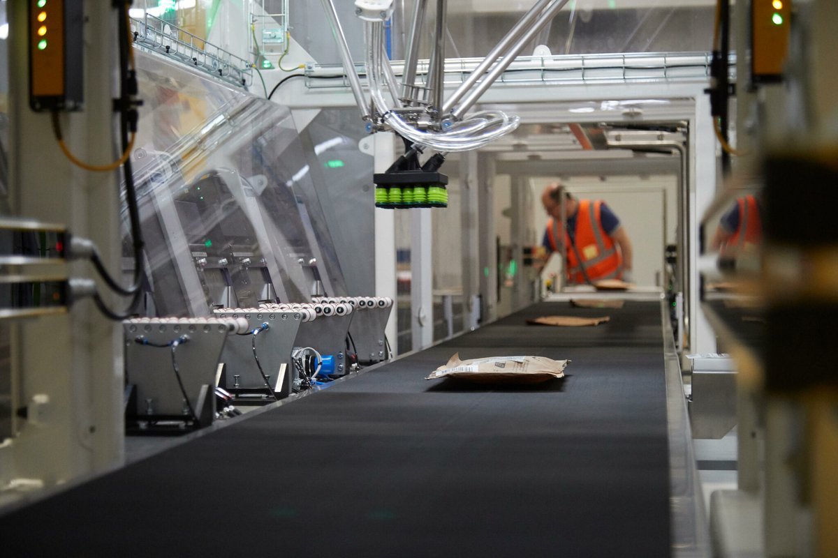 Dans son « Innovation lab », Amazon mise sur les robots pour devenir l’employeur modèle ➡️ l.leparisien.fr/3ZM6