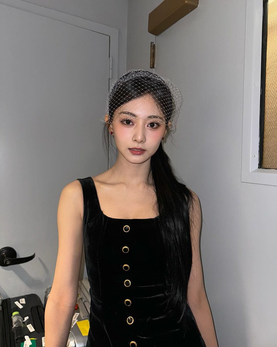 JUSTCH0UTZU's tweet photo. tzuyu's face card never declines https://t.co/gQCKNsckZw