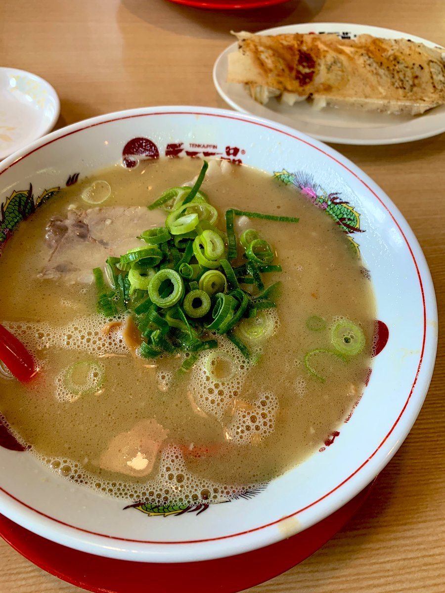 初めて行ってきました😄 天下一品🍜✨️ 濃厚さにちょっとビビって「屋台の味」にしたんですけど、やっぱり「こってり」食べてみれば良かったぁ。 次は丸源ラーメンに行ってみたいです🍜😋 #沖縄 #ラーメン #沖縄ランチ