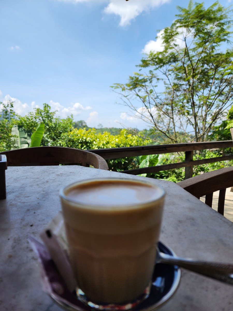 Ngopi dan makan bala-bala with a view. Mengikuti rekomendasi ceu @ty_cherie 😋