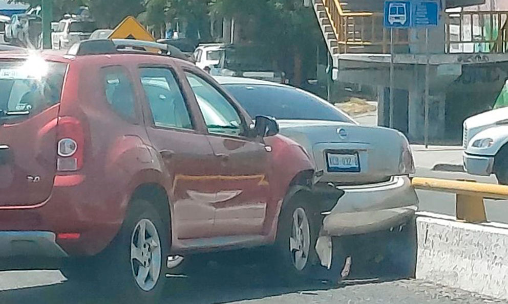 La tarde de hoy se registró una carambola en el en Distribuidor Vial Benito Juárez, la cual provocó una fila de 2 kilómetros. Ver nota: tinyurl.com/4rj9mbev #SLP