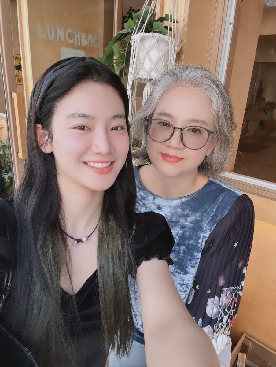 juhyunupdates's tweet photo. [🖼] Park Juhyun and her mom visited Lunchbag Restaurant

🔗 https://t.co/LPSvDz0BHH

#박주현 #ParkJuhyun https://t.co/KyMvLA5m44