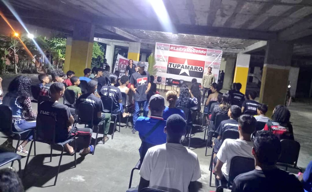 Y así arranca nuestra juventud rebelde en el encuentro del <a href="/centralmrt/">@Bloque_CentralMRT</a>  a celebrarse en el municipio Brión  del Estado Bolivariano de Miranda en el marco del día del Comunicador popular. 
<a href="/NicolasMaduro/">Nicolás Maduro</a> <a href="/dcabellor/">Diosdado Cabello R</a> 
<a href="/WBenavides_MRT/">Williams Benavides</a> <a href="/Tupa_Esteban/">Esteban Fernández</a> 
<a href="/kilverAparicioB/">Kilver Aparicio</a> <a href="/DavidSojoMRT/">David Antonio Sojo Quintana</a>