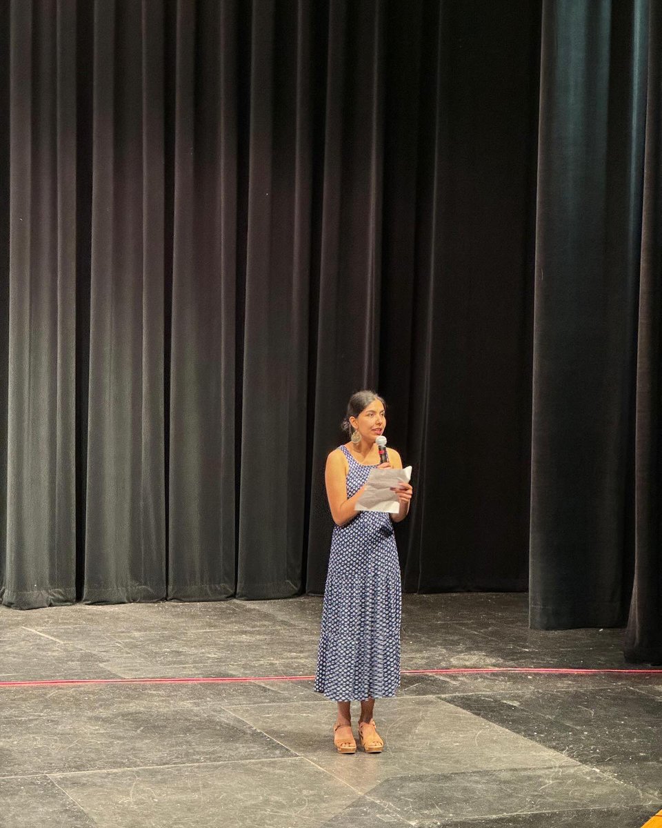 last night @UC_CCM welcomed Indian vernacular artists of the Malwi music tradition, theatre echoed with Lunyakhedi tunes & Kabir dohas, dholak, violin, harmonium, manjira. This is certainly one for the books & a tad bit beyond the books 📕 #ethnomusicology