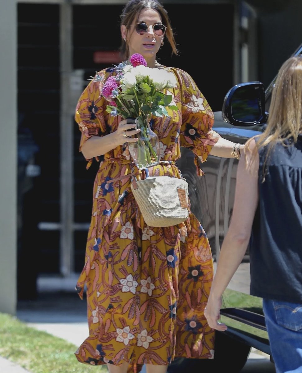 #SandraBullock nos confirma que las chanclas pueden verse arregladas y elegantes si las sabes combinar bien: trib.al/Tfslhuq 😉