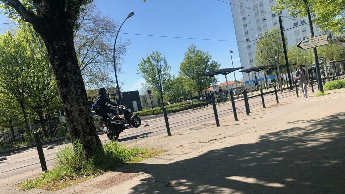 Rodéos à Nantes : le scooter se retrouve coincé dans le carénage du tramway | Presse Océan ➡️ l.ouest-france.fr/VtWp