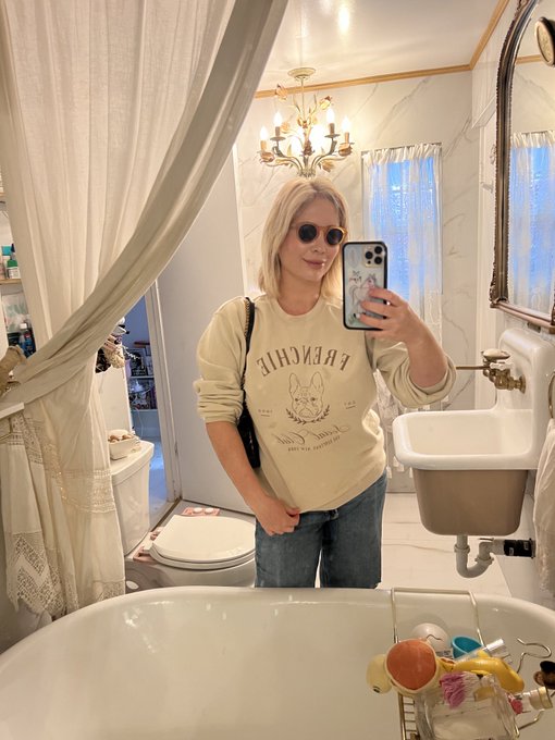 Tuck me in? &mdash;-> https://t.co/xkmZ41owjM RT https://t.co/WZNeTQS3Fv