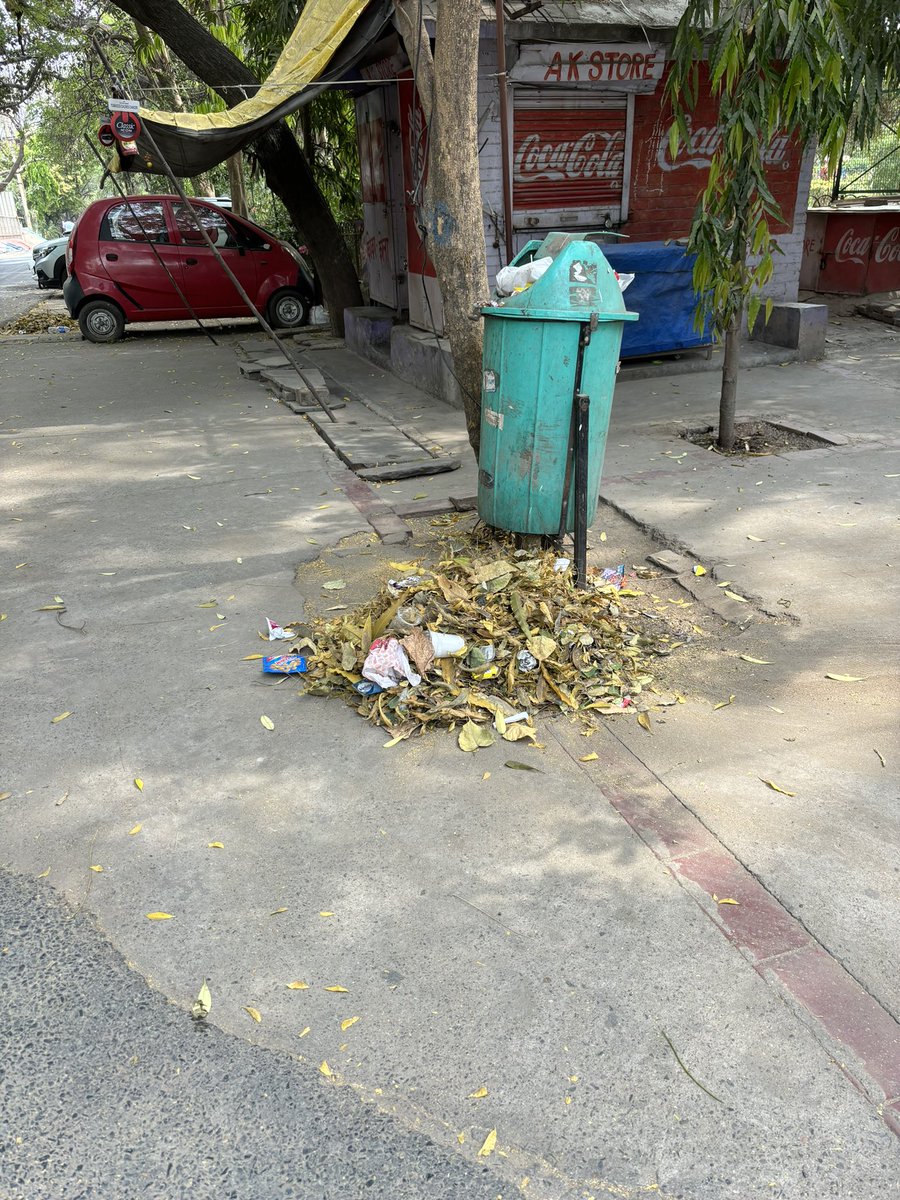 urvashiss's tweet photo. Everyday the lanes of the colony are swept and the garbage collected like this but it takes anything from 4-48 hours for it to be cleared by which time it has scattered all around. @MCD_Delhi pls note and fix the problem. https://t.co/vais0F3l7G