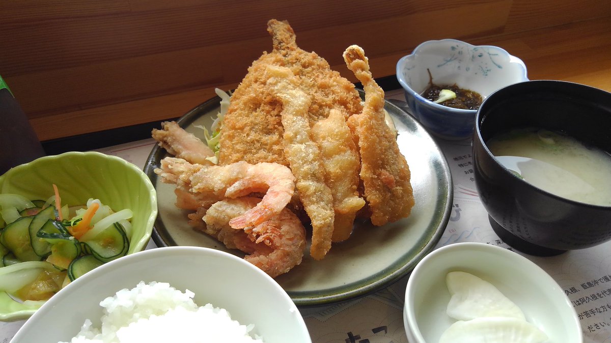 旅をしているので生物多様性の恵みをいただく。アジとタチウオとタカエビのミックスフライ定食。定食というのはもちろん農の恵みもなくては成り立たない。これらの豊かさを後世に残すにはどうしたら良いのだろうか。ちょうおいしい。