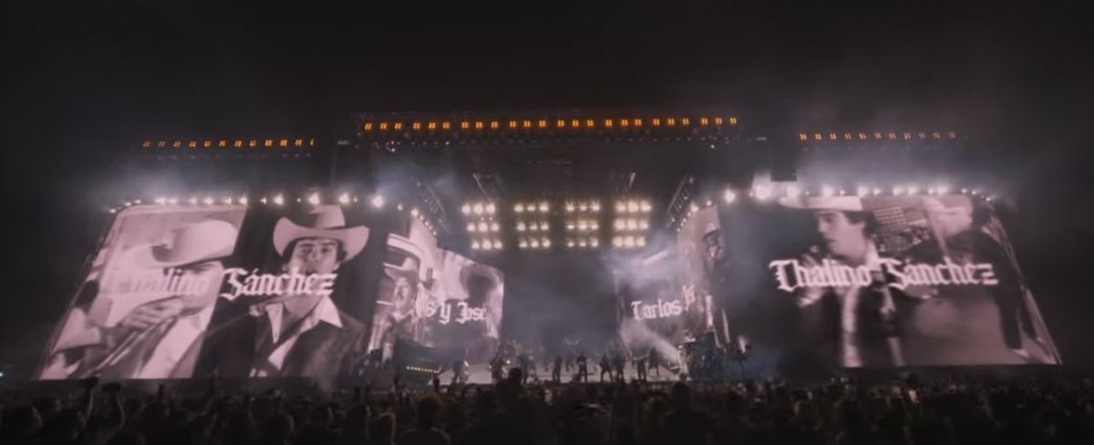 RayOne__'s tweet photo. Peso Pluma cerró su concierto en Coachella homenajeando a la música mexicana de la mejor manera. 

Mientras cantaba “Lady Gaga” iban saliendo fotos de varios iconos de la música norteña como Chalino Sánchez, Jenni Rivera, Valentín Elizalde, Miguel Y Miguel y Los Tucanes de Tijuana. 

ORGULLO MEXICANO 🇲🇽