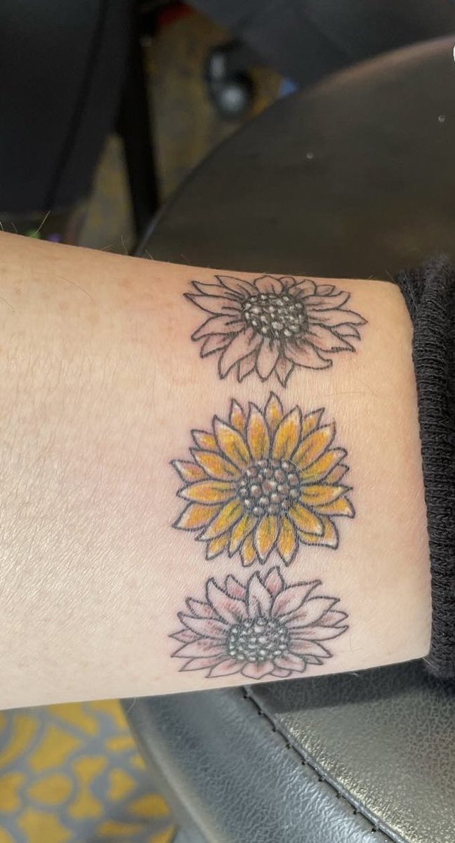 Ancient_Swiftie's tweet photo. Show & tell
The last tattoo you got. Where you got it (on your body & shop). Meaning/reason
Of course pictures are welcome!
Got this tattoo on my right ankle in Fort Bragg, CA. with my 2 besties to symbolize our friendship.
Sunflowers are my favorite! 🌻
#basicbutbeautiful https://t.co/Rx4LxJ461H