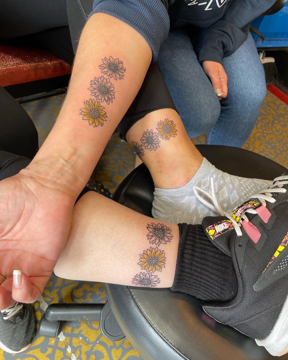 Ancient_Swiftie's tweet photo. Show & tell
The last tattoo you got. Where you got it (on your body & shop). Meaning/reason
Of course pictures are welcome!
Got this tattoo on my right ankle in Fort Bragg, CA. with my 2 besties to symbolize our friendship.
Sunflowers are my favorite! 🌻
#basicbutbeautiful https://t.co/Rx4LxJ461H