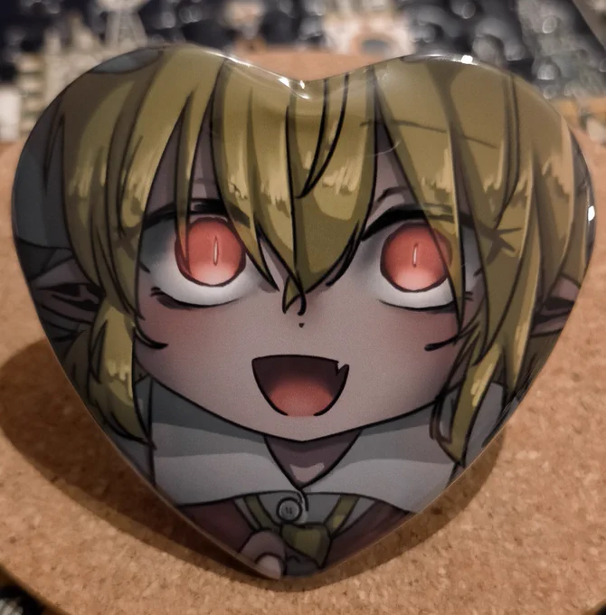 例大祭で頒布予定の缶バッジが届きました〜なんとピンに加えスタンドもついているので、立てて飾ることもできますよ「そ29a」で俺と握手! 