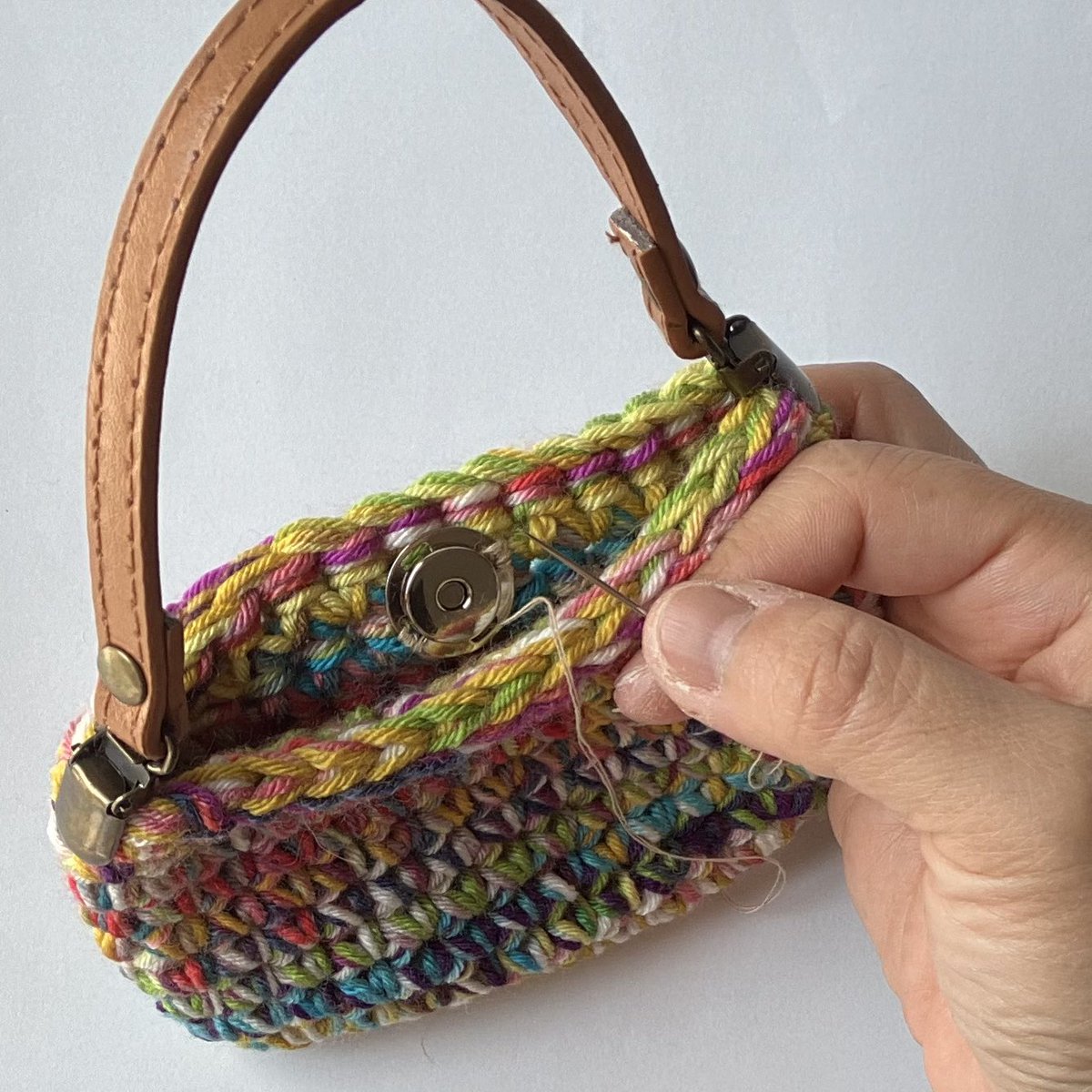 MKSTORE_JP's tweet image. 来週出す予定の作品に、
マグネットを縫い付けてます。

実はこの針、
糸を上から押し付けると通っちゃう、ありがたいやつ。

相変わらず、生活感あふれる手だわ…🥹
こういう写真の時、
皆さん、美しい手で撮られてるのよね(´･_･`)ｼｭﾝ

minne.com/@yabumindou

#製作中 #ありのままの私