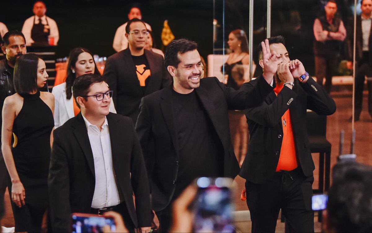 AlvarezMaynez's tweet photo. No hay nada que perseguir y nada que curar en la diversidad. Alex Cervantes ha defendido esta causa con gran esfuerzo y dedicación. 🏳️‍🌈🏳️‍⚧️

Hoy tuve el honor de entregarle un reconocimiento en la Fosfo Gala, junto a otras y otros jóvenes que han destacado por su talento en el deporte, la cultura y el activismo.

¡Enhorabuena a todas las y los premiados!