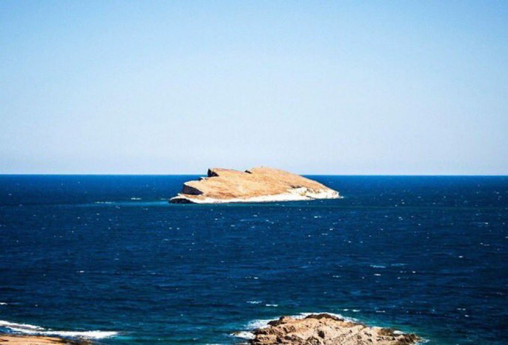 İzmir'in taşı toprağı Atatürk'tür. (Foça Atatürk adası)