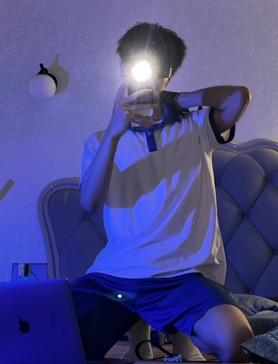 喜欢被校园霸陵吗？现在立刻跪在我的脚下