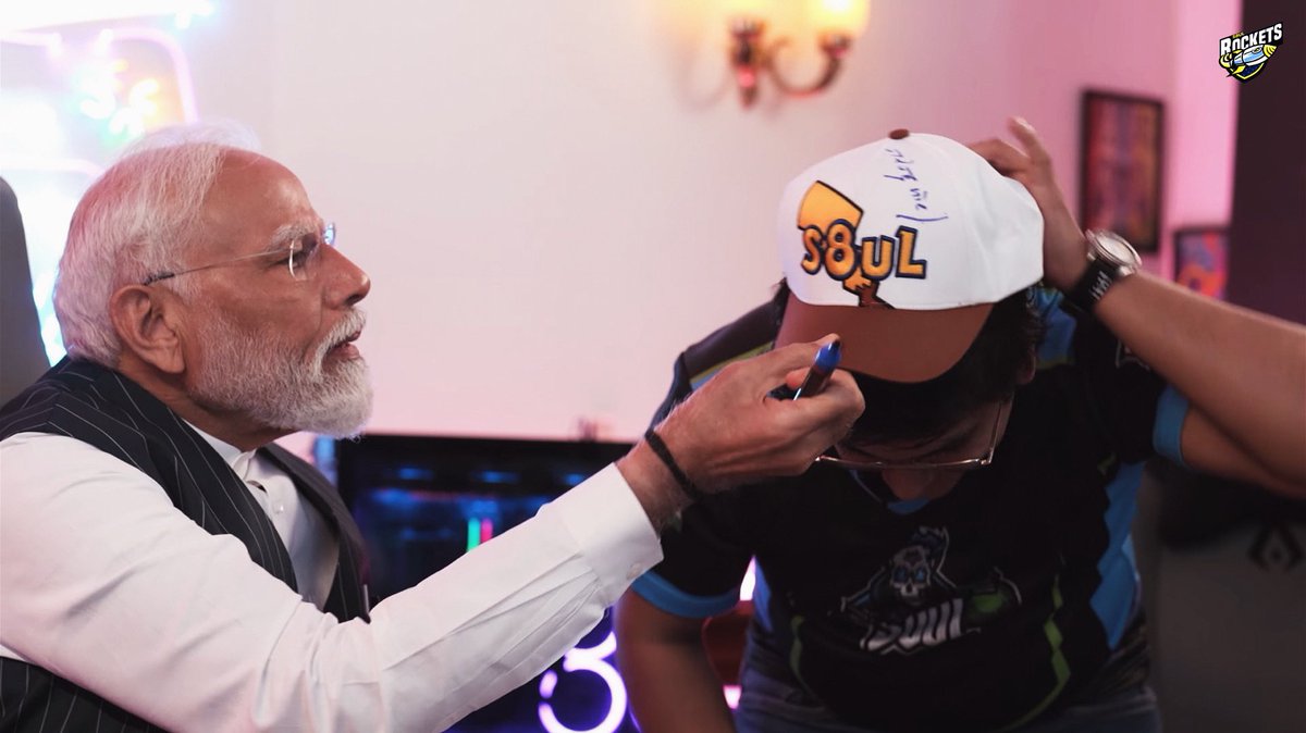 s8ul_rockets's tweet photo. PM Modi handing over the S8UL cap to Mortal 🚀 @Mortal04907880 @narendramodi https://t.co/0Si1YPi8OF