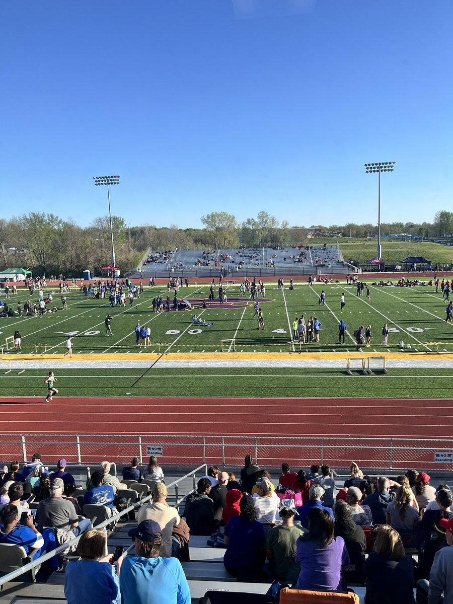escPeanut33's tweet photo. Gary Parker Invitational! Got to see this dear friend. Buddies since 7th grade Bode Patriots in StJoMo. #GoTrack 🏃♀️🏃🏼♂️ https://t.co/RUZ21C3hqW