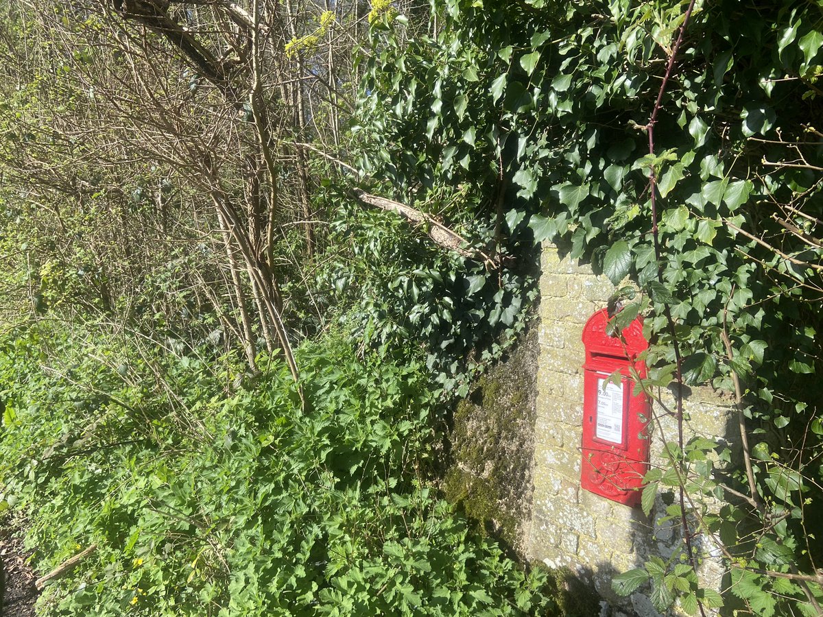 Tiny little baby Ed7th letters only wallbox in Folkington (pronounced locally as Fowington I believe) in East Sussex. #postboxsaturday