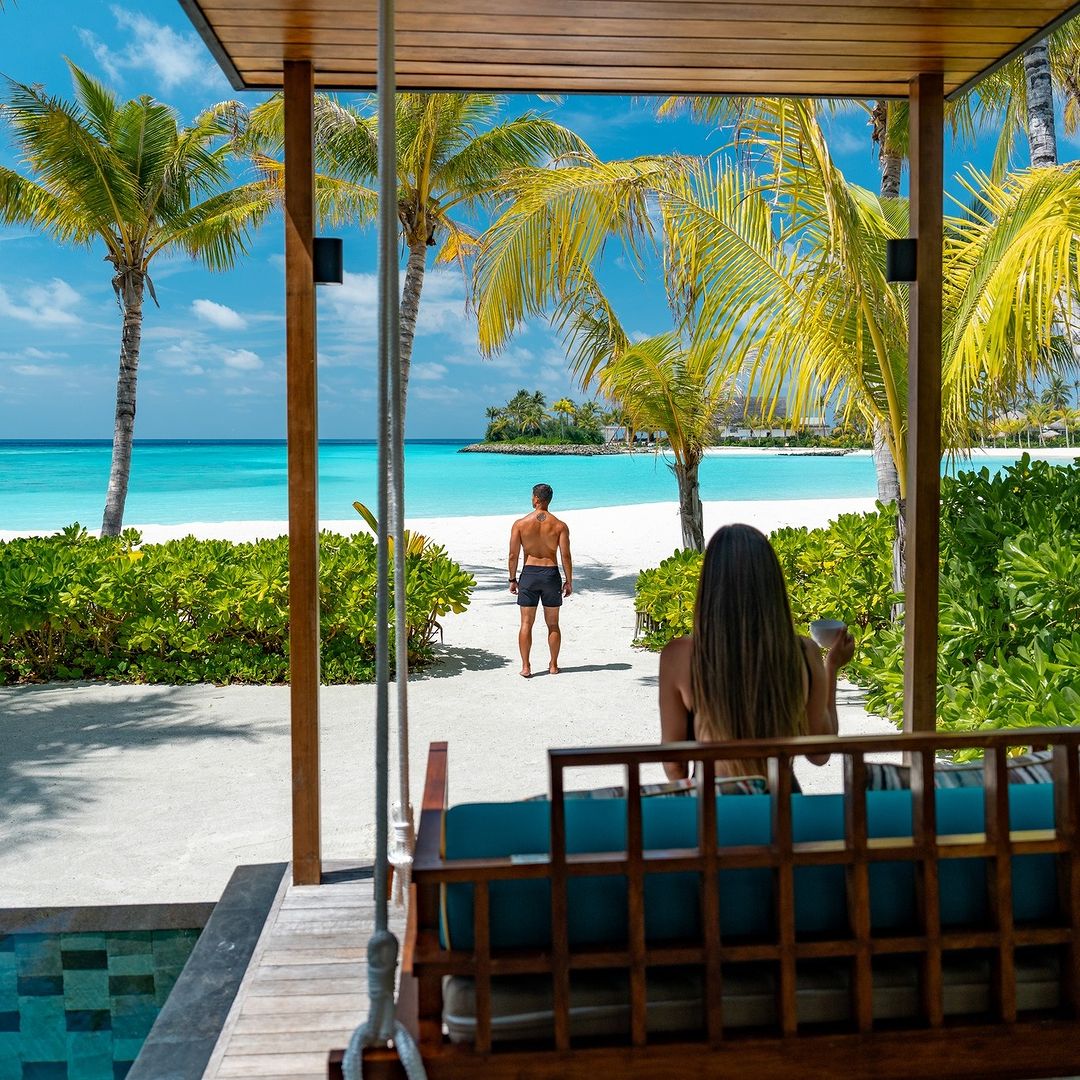 With powder-soft shores and the ocean beckoning steps away, this lushly landscaped oasis is the perfect setting for your island romance.

📸: Hilton Maldives Amingiri

#MaldivesVirtualTour #HiltonMaldives #Maldives #VisitMaldives #Explore #TravelBlog #Traveller #LuxuryTravel
