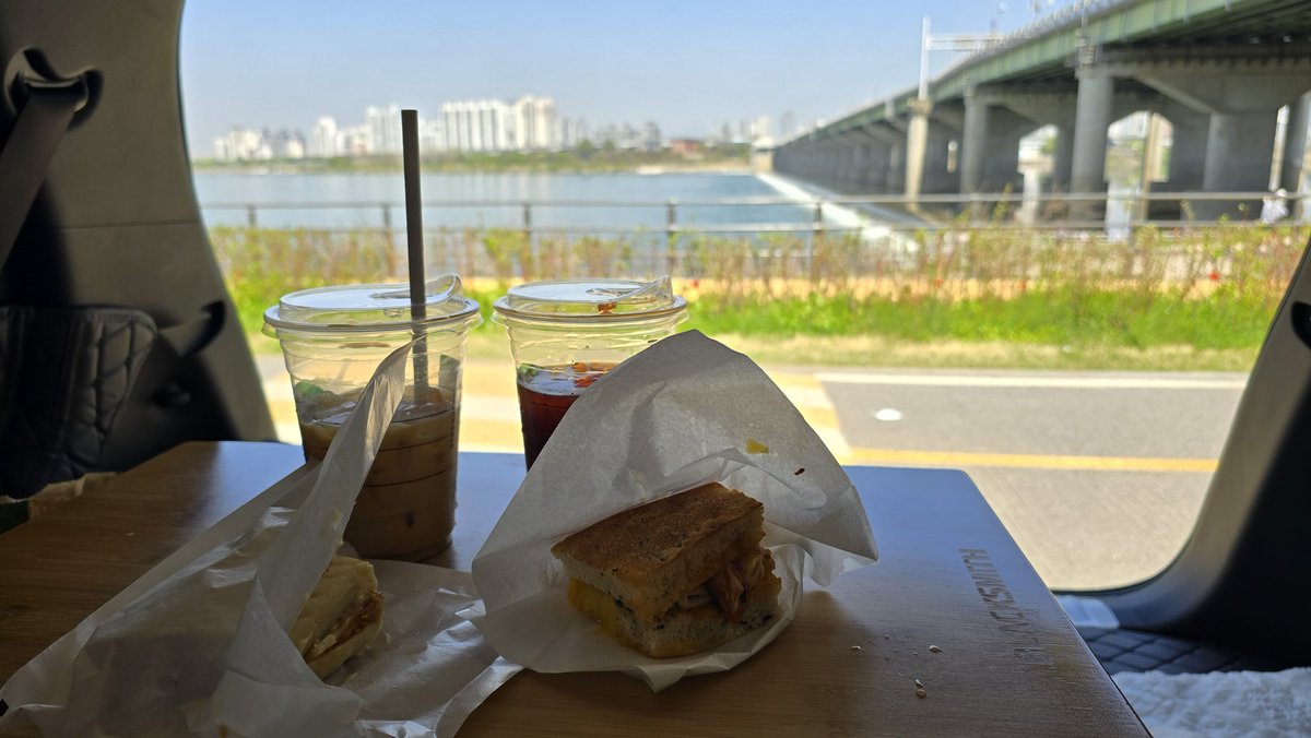 한강에서 차크닉! 날도 좋고 물소리도 좋고~~  날이 너무 더워서 어쩔수 없이 냥인 벗고 있었네요. 앞으로 자전거만 슝슝 다녀서 거의 못보셨겠지만 혹시라도 보신분 계시면 이해 부탁 드려요. 날이 너무 더워서요 ~~