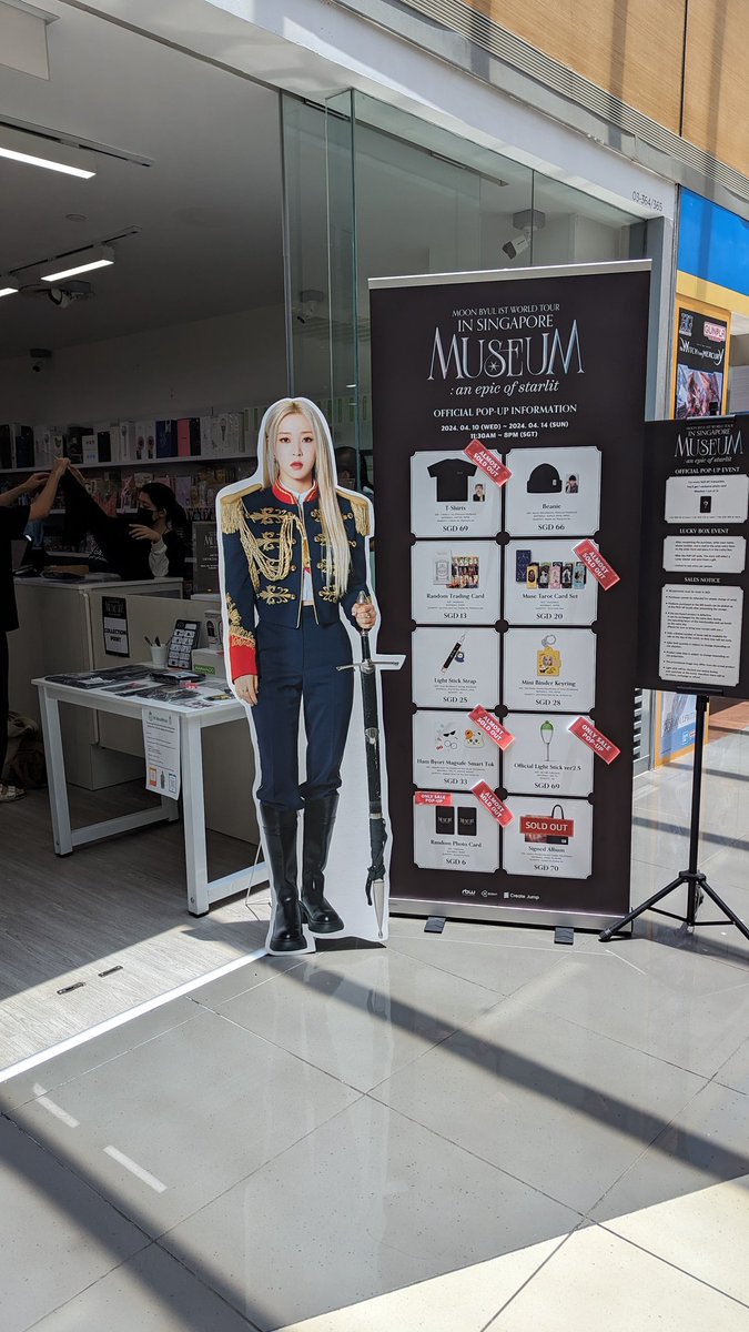moonstargays's tweet photo. omg they have an actual event to win cardboard moonbyul ?? 😂 https://t.co/sLX6UbMPHA