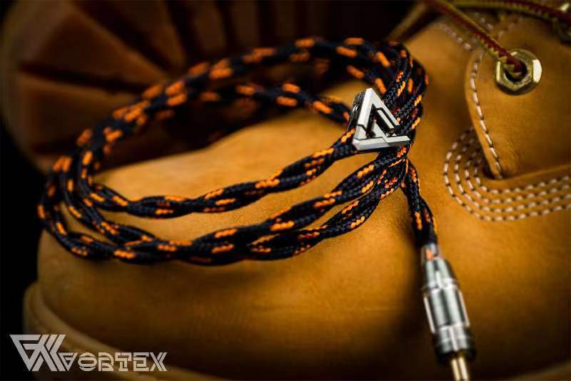 vortexCables's tweet photo. VortexのLaviniaは2022年から販売されており、今まで各地で大変支持されています

構造 : シールド付きツイストペア &amp; SZ ストランド
物料：
 (i) シールド:銀メッキ5N OFC
 (ii）コア: 4N純銀
金メッキOCC銅
金メッキ4N銀
パラジウムメッキ4N銀

原材料の産地:台湾
線芯太さ:20.4 AWG
ConX 2.0 https://t.co/jgViLE8oUg