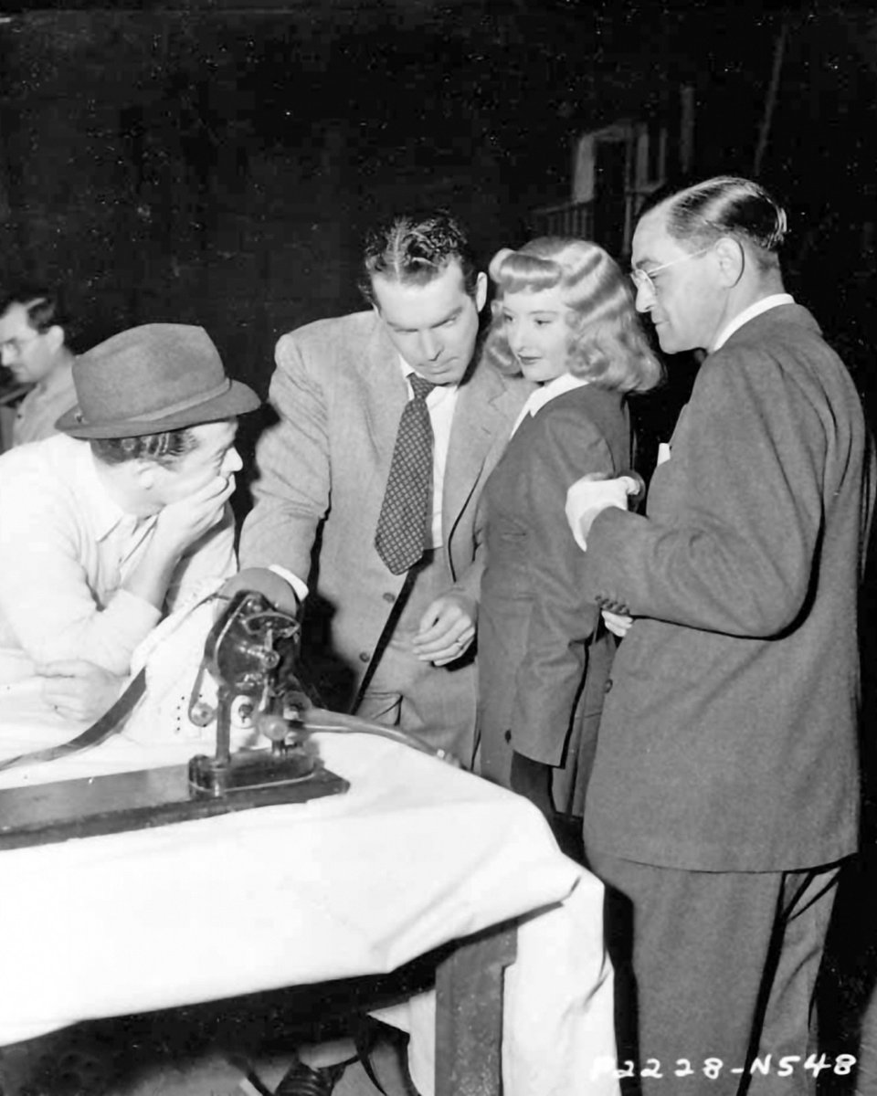 Billy Wilder, Fred MacMurray, Barbara Stanwyck y Raymond Chandler durante el rodaje de Double Indemnity (1944).