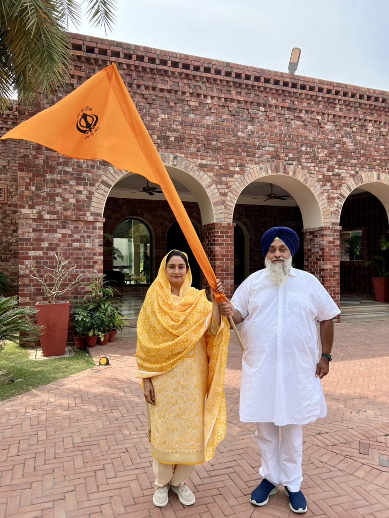 ਧੰਨ ਧੰਨ ਸ੍ਰੀ ਗੁਰੂ ਗੋਬਿੰਦ ਸਿੰਘ ਜੀ ਮਹਾਰਾਜ ਵੱਲੋਂ ਸਾਜੇ ਖ਼ਾਲਸਾ ਪੰਥ ਦੇ 325ਵੇਂ ਸਾਜਣਾ ਦਿਵਸ ਮੌਕੇ ਸ੍ਰੀ ਅਕਾਲ ਤਖ਼ਤ ਸਾਹਿਬ ਤੋਂ ਪੰਜ ਸਿੰਘ ਸਹਿਬਾਨ ਦੇ ਆਦੇਸ਼ ਅਨੁਸਾਰ ਅੱਜ ਪਿੰਡ ਬਾਦਲ ਵਿਖੇ ਆਪਣੇ ਗ੍ਰਹਿ ਉਪਰ ਖ਼ਾਲਸਈ ਨਿਸ਼ਾਨ ਝੁਲਾਇਆ ਅਤੇ ਪੰਥ ਦੀ ਚੜ੍ਹਦੀਕਲਾ ਦੀ ਅਰਦਾਸ ਕੀਤੀ। ਸਮੁੱਚੇ ਪੰਥ ਨੂੰ ਖ਼ਾਲਸਾ ਸਾਜਣਾ ਦਿਵਸ ਦੀਆਂ ਲੱਖ