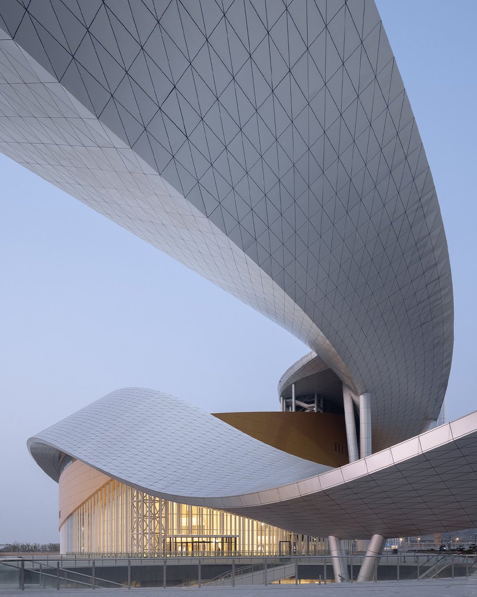 The Suzhou Bay Cultural Center, designed by Christian de Portzamparc, is one of several iconic initiatives launched by the city’s Wujiang Lakefront Masterplan. 📸 Feng Shao #parametricarchitecture #parametricdesign #china #christianportzamparc