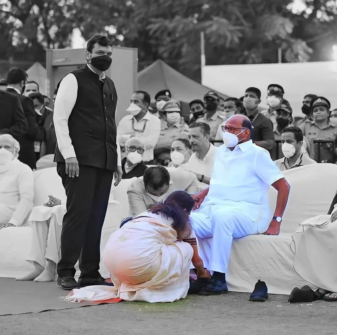 JagtapSpeaks's tweet photo. काय चुकलं तीचं ?

जवळपास ५० वर्षे भावाला आपुलकीनं राखी बांधली, भाऊबीजेला मायेने ओवाळलं. भावाकडून रक्षा करण्याचं वचन घेतलं अन् त्या वचनावर भाबडेपणानं विश्वासही ठेवला.
पण.. एक दिवस कुटुंबावर शत्रुची सावली पडली.. भाऊ फितूर झाला, स्वार्थासाठी शत्रूला जाऊन मिळाला. शत्रूही असा कपटी अन् अहंकारी... की ज्याला स्वतःला जिंकता आलं नाही तरी चालेल, पण केवळ आपल्या बापाला हरवायचंय. 
भाऊ शत्रूला जाऊन मिळाला... पण का? तेच कळेना... काय हवं होतं या भावाला? काय द्यायचं बाकी होतं? जीवापाड प्रेम दिलं, माया दिली, सर्व चुकांवर पांघरून घातलं... काय द्यायचं बाकी होतं? बरं.. फितूर होऊन तरी भावाने काय मिळवलं ?
आपल्या बापावर हल्ला करण्यासाठी आपल्याच भावाला हाताशी धरून महाशक्ती चालून येतेय हे पाहताच भावाच्या फितुरीचं दुःख गिळून ती पुन्हा उभी राहिली, विचारांची तलवार घेऊन रणांगणात आली अन् आपल्या बापाची ढाल झाली... ती आजही लढतेय, झुंजतेय, स्वाभिमानासाठी संघर्ष करतेय..!

सांगा.... काय चुकलं तीचं ?

#साहेब #ताई #कुटुंब