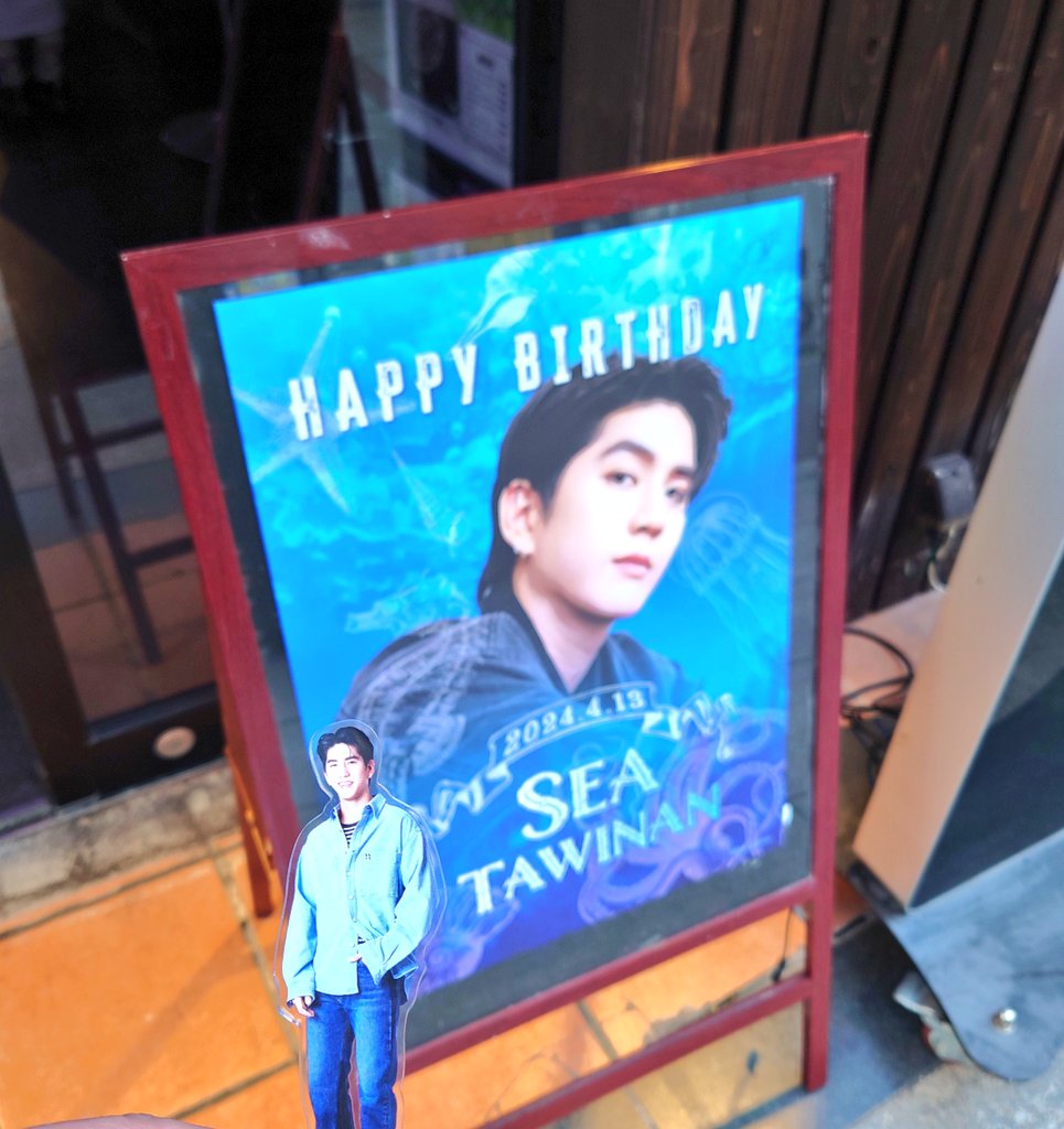 jskiki22's tweet photo. 4月12日、道頓堀でのしーくんBDカフェイベントに行ってきたー！！🥹
時間なくてゆっくり出来なかったけど、大画面で映像も流してくれて、沢山の写真に癒されたよー😇
@JimmySeaJP 様、ルイジアナカフェなんば(@Louisianacafe_)さん、素敵な企画をありがとうございました！🤗︎💕 https://t.co/jJ4ZeW220C