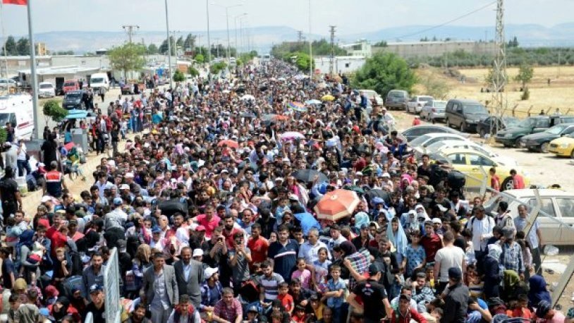 Tatile giden Suriyeliler yarından itibaren ülkemize dönmeye başlayacak.
Bu Kanunen Mültecilik, Dinen Muhacirlik, Örfen Misafirlik, Hümanizme göre de Sığınmacılık değildir.
Bu kapkaranlık bir Türkiye için apaçık bir işgaldir.
@umitozdag @eerhan1