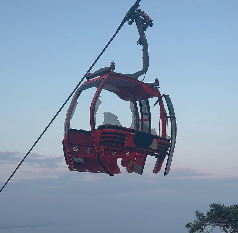 Teleferiğin tabanı ayrılmış, demekki artık o kadar bakımsız ki çürümüş yada neyle bağlıysa o derece kötü ve ayrılmış. 

Ama suçlu olarak bu kabinmiş algısını yayıyorlar. 
Tabi bu kabin kendi kendine bakım yapmakla sorumlu (!) öyle mi ? 

Asıl sorun; Vicdanların bu kadar kör,…