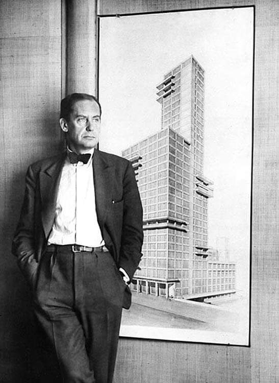 Bauhaus Founder Walter Gropius in Front of his Design for the Chicago Tribune Building...
#architecture #arquitectura #WalterGropius #Gropius