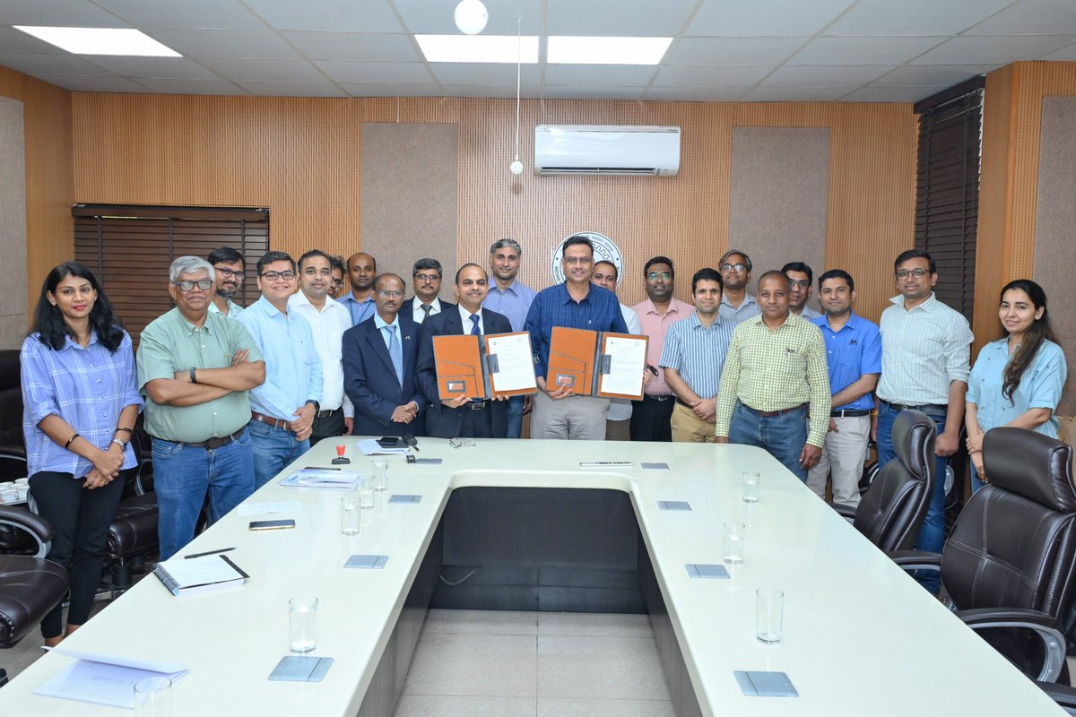 Delighted to share that we signed an MoU with @EngineersIND to form the IITK-EIL Clean Energy Research Center to address two imp thrust areas - green hydrogen & carbon sequestration, & their conversion to value-added products/fuels. -Prof. S. Ganesh, Director, #IITKanpur