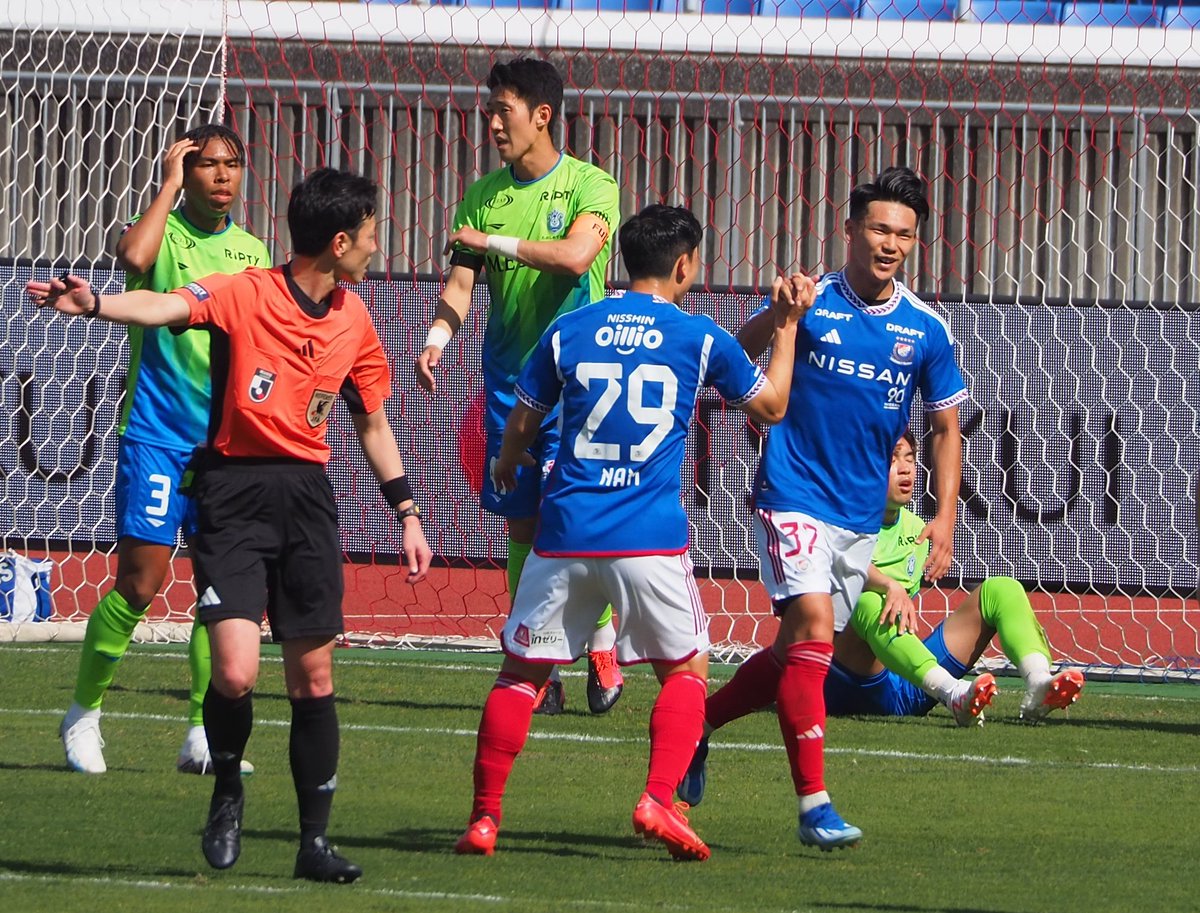 shunta_yfm05's tweet image. 横浜F･マリノス 2024.4.13
塩貝健人のゴールセレブレーション

Ｊリーグデビューから3日目にして初ゴール🎉マリノスの歴史に名を残しました。大学サッカーウォッチャーとしてこんなに嬉しいことはありません(泣)

#塩貝健人
#fmarinos