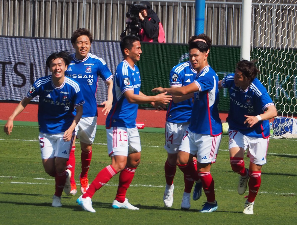 shunta_yfm05's tweet image. 横浜F･マリノス 2024.4.13
塩貝健人のゴールセレブレーション

Ｊリーグデビューから3日目にして初ゴール🎉マリノスの歴史に名を残しました。大学サッカーウォッチャーとしてこんなに嬉しいことはありません(泣)

#塩貝健人
#fmarinos