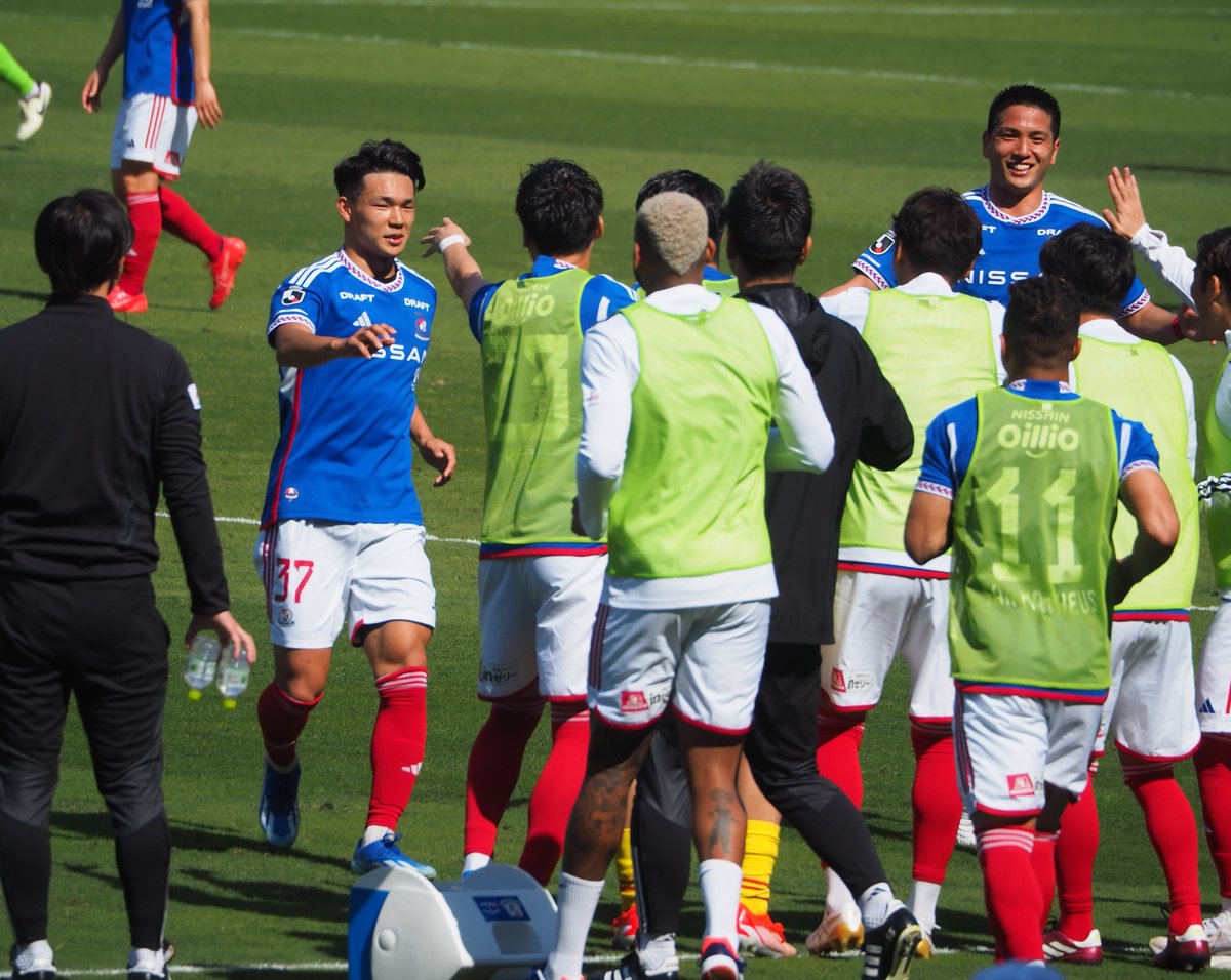 shunta_yfm05's tweet image. 横浜F･マリノス 2024.4.13
塩貝健人のゴールセレブレーション

Ｊリーグデビューから3日目にして初ゴール🎉マリノスの歴史に名を残しました。大学サッカーウォッチャーとしてこんなに嬉しいことはありません(泣)

#塩貝健人
#fmarinos