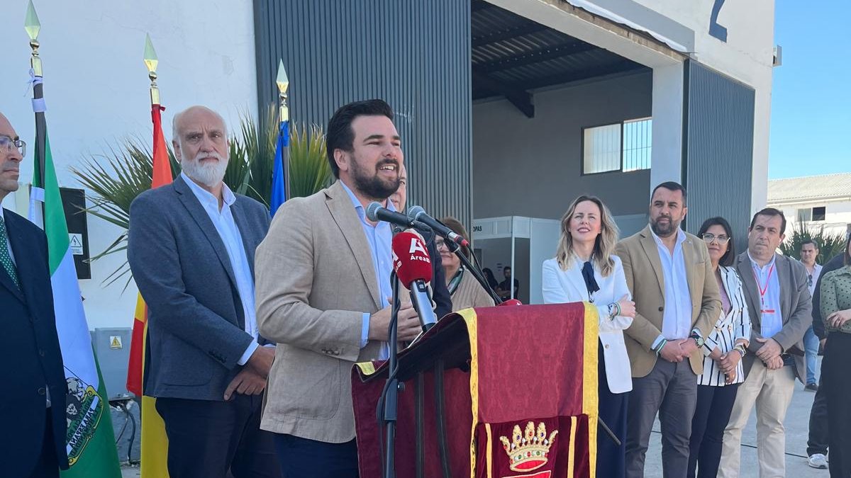 CadizJunta's tweet photo. 🧀🫒Este fin de semana se celebra #Exposierra en #Villamartín

El delegado de @AgriculturAnd @fran_morenog participa en la inauguración de esta feria agroindustrial, comercial y gastronómica, que incluye #Quesierra y el salón del vino 

📰 https://t.co/eUECjRAitI https://t.co/WzlVuVug6z