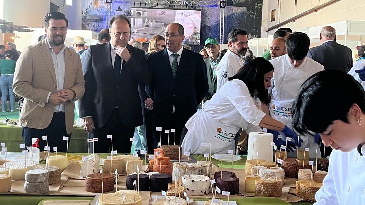 CadizJunta's tweet photo. 🧀🫒Este fin de semana se celebra #Exposierra en #Villamartín

El delegado de @AgriculturAnd @fran_morenog participa en la inauguración de esta feria agroindustrial, comercial y gastronómica, que incluye #Quesierra y el salón del vino 

📰 https://t.co/eUECjRAitI https://t.co/WzlVuVug6z