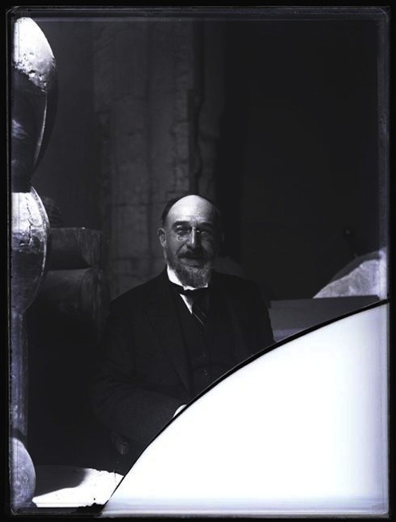 Constantin Brâncuși: Portrait d’Erik Satie dans l’atelier, 1922.