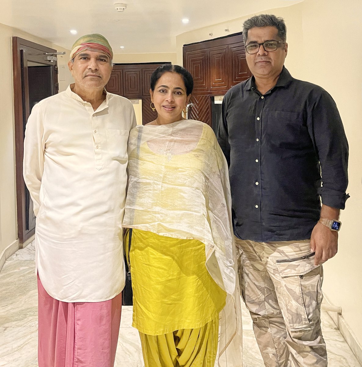 Grateful for the delightful company of the legendary singer Shri #SureshWadkar & Ms. #PadmaWadkar. His timeless classics #ChappaChappa (Maachis) #TumseMilkar (#Parinda) #LagiAajSaawanKi (#Chandni) #AeZindagiGaleLaaJa (#Sadma) have left an indelible mark on generations. #Singer